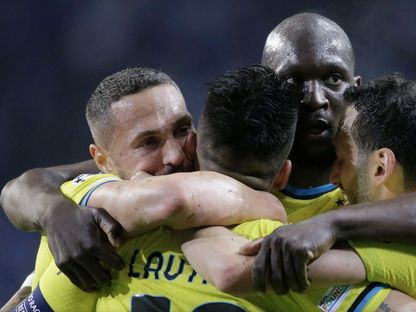 لوكاكو يحتضن 3 لاعبين من الإنتر في الاحتفال بتأهل الفريق لربع نهائي دوري أبطال أوروبا 2023 - Reuters