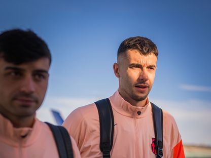 جوان غارسيا وبيدري لدى توجّه بعثة برشلونة إلى إشبيلية لمواجهة ريال بيتيس - 6 ديسمبر 2025 - X/@FCBarcelona_es