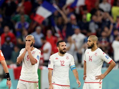 حسرة لاعبي المنتخب التونسي بعد توديع البطولة - Reuters