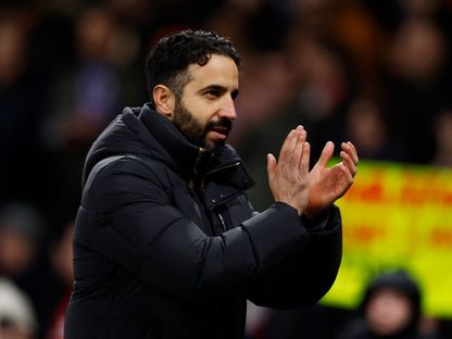 روبن أموريم مدرب مانشستر يونايتد يحيي الجمهور بعد الفوز على رينجرز بالدوري الأوروبي - 23 يناير 2024 - Reuters