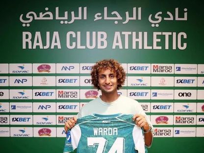 عمرو وردة عند تقديمه لاعباً جديداً للرجاء الرياضي - twitter/RCAofficiel