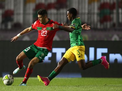 أمين النير لاعب منتخب المغرب في صراع على الكرة مع لاعب منتخب جنوب إفريقيا - 30 أبريل 2023 - twitter/CAF_Online_ar