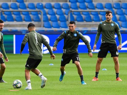 لاعبون من فريق نابولي الإيطالي خلال تدريبات سابقة  - AFP