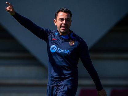 مدرب برشلونة تشافي هرنانديز خلال حصة تدريبية - Twitter/@FCBarcelona