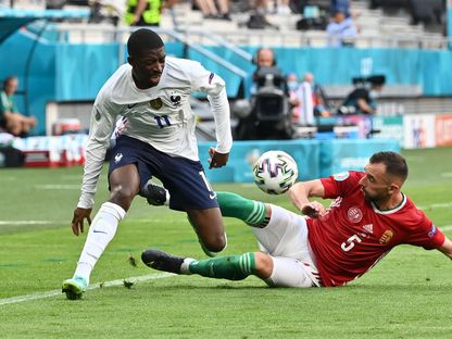 صراع على الكرة بين عثمان ديمبيلي (يسار) لاعب المنتخب الفرنسي وأتيلا فيولا لاعب المنتخب المجري - Pool via REUTERS