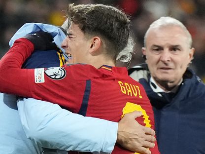 غافي يخرج باكياً من الملعب بعد إصابته خلال مباراة بين إسبانيا وجورجيا في تصفيات "يورو 2024" - 19 نوفمبر 2023 - AFP