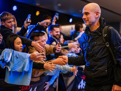 مدرب مانشستر سيتي بيب غوارديولا يحيّي مشجعين قبل مباراة ضد ولفرهامبتون - 24 يناير 2026 - X/@ManCity