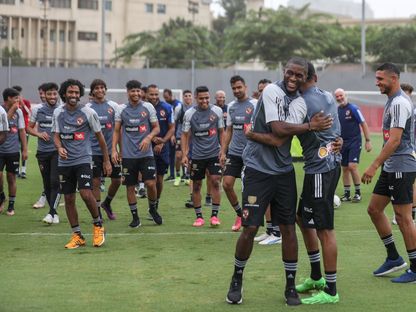 لاعبو الأهلي المصري يستقبلون المهاجم الجديد أنتوني موديست  - x/@AlAhly