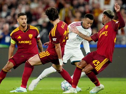 مهاجم ريال مدريد كيليان مبابي محاصر بين 3 لاعبين من روما في مباراة بدوري أبطال أوروبا - 14 أكتوبر 2026 - reuters