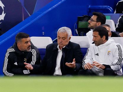 جوزيه مورينيو مدرب بنفيكا مع مساعديه جواو ترالياو وبيدرو ماتشادو خلال مباراة تشيلسي في دوري أبطال أوروبا - 30 سبتمبر 2025 - Action Images via Reuters