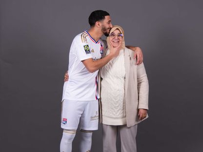 الجزائري سعيد بن رحمة مهاجم أولمبيك ليون يقبّل والدته - X/@OL