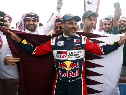 ناصر العطية يحتفل بفوزه بفئة السيارات في رالي دكار بالسعودية - 15 يناير 2023  - Reuters 