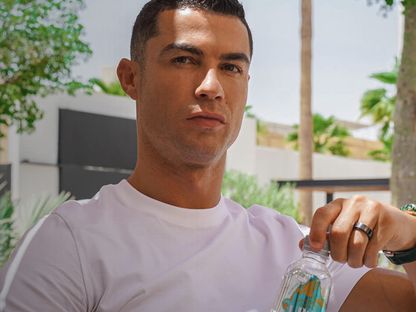 كريستيانو رونالدو يحتسي المياه المعدنية - Cristiano Ronaldo | Official Website
