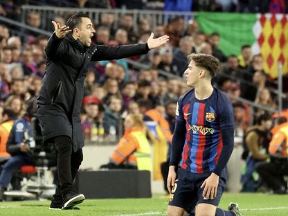 مدرب برشلونة تشافي هيرنانديز في مباراة الكلاسيكو 19-3-2023 - Reuters