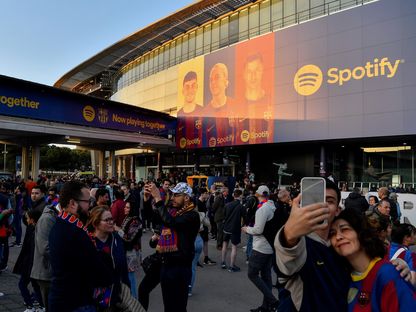 يلتقطان صورة "سيلفي" أمام ملعب "كامب نو" قبل مباراة برشلونة وريال مدريد في إياب نصف نهائي كأس الملك - 5 أبريل 2023 - AFP
