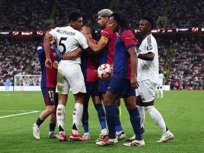 جود بيلينغهام لاعب ريال مدريد يشتبك مع جول كوندي لاعب برشلونة أمام أنظار رونالد أراوخو ورافينيا وفينيسيوس جونيور بنهائي السوبر الإسباني في جدة - 12 يناير 2025 - Reuters