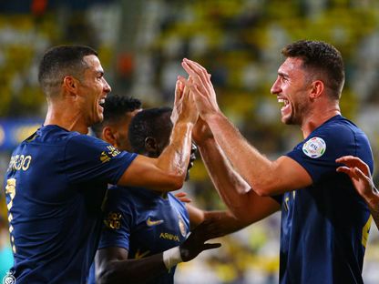 إيمريك لابورت مدافع نادي النصر يحتفل مع زميله كريستيانو رونالدو بتسجيل هدف في مرمى الخليج - 4 نوفمبر 2023 - X/@AlNassrFC