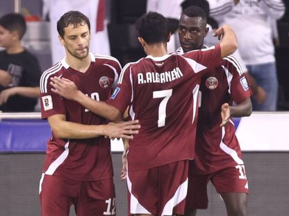 لاعبو قطر يحتفلون بتسجيل هدف في مرمى أوزبكستان بتصفيات كأس العالم 2026 - 14 نوفمبر 2024 - X/@QFA