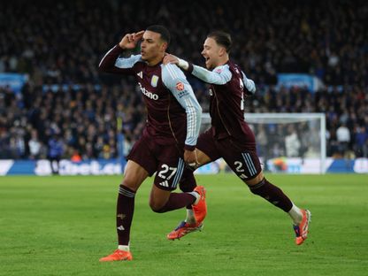 مورغان روجرز لاعب أستون فيلا يحتفل بهدفه الثاني في مرمى ليدز يونايتد في الدوري الإنجليزي الممتاز - 23 نوفمبر 2025 - Reuters