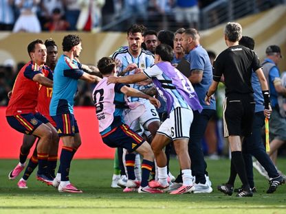 "فيفا" يفتح تحقيقاً عاجلاً ضد الأرجنتين بعد فوضى نهائي كأس العالم
