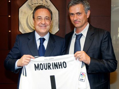جوزيه مورينيو خلال حفل تقديمه لتدريب ريال مدريد مع رئيس النادي فلورنتينو بيريز - 31 مايو 2010 - Reuters