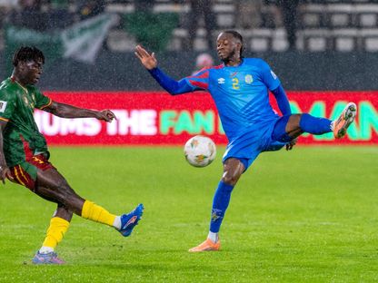 المدافع أرون وان بيساكا خلال مشاركته مع منتخب الكونغو الديمقراطية في الملحق الإفريقي المؤهل لكأس العالم 2026 - 13 نوفمبر 2025 - REUTERS