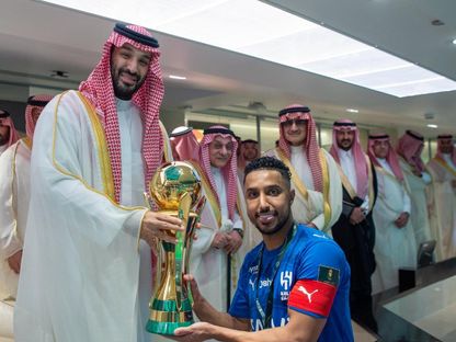 ولي العهد السعودي الأمير محمد بن سلمان يسلّم كأس خادم الحرمين الشريفين إلى سالم الدوسري قائد الهلال - 8 مايو 2026 - X/@spagov