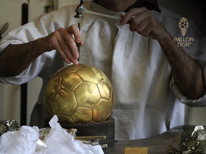 الكرة الذهبية في طور التصنيع بورشة عائلة ميليريو - 20 سبتمبر 2025 - X/ballondor