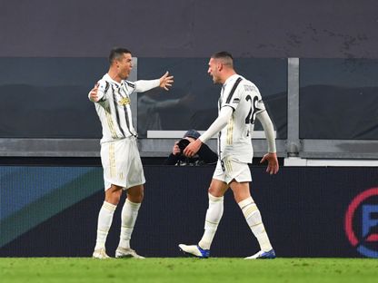 كريستيانو رونالدو يحتفل مع ميريح ديميرال بعد تسجيل هدف ليوفنتوس أمام كالياري بالدوري الإيطالي - 21 نوفمبر 2020 - Getty Images