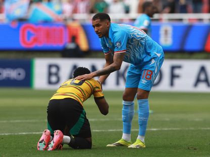 شارل بيكل يواسي رينالدو سيفاس بعد فوز جمهورية الكونغو الديمقراطية على جامايكا في نهائي الملحق العالمي وتأهلها لكأس العالم - 31 مارس 2026 - REUTERS