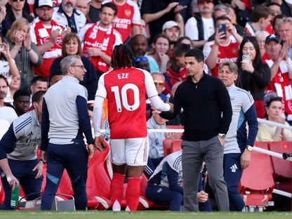 ميكيل أرتيتا يذهب للاطمئنان على إيزي بعد تعرضه للإصابة في مباراة أرسنال ونيوكاسل يونايتد بالدوري الإنجليزي - 25 أبريل 2026 - Reuters