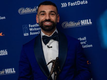 محمد صلاح لاعب ليفربول يحمل جائزة أفضل لاعب بالدوري الإنجليزي الممتاز المقدمة من رابطة كتاب كرة القدم - 22 مايو 2025 - X@LFC