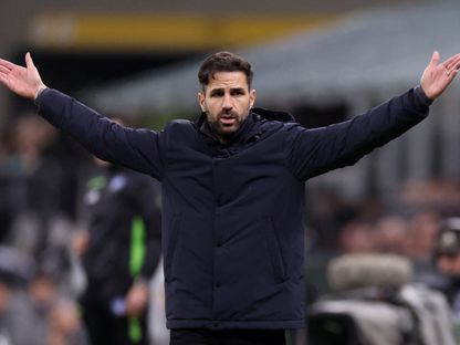 سيسك فابريغاس مدرب كومو خلال مباراة ميلان في الدوري الإيطالي  -15 مارس 2025 - Reuters