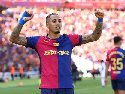 رافينيا مهاجم برشلونة يحتفل بتسجيل هدف في مرمى ريال مدريد بكلاسيكو الدوري الإسباني- 11 مايو 2025 - Reuters