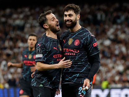 يوسكو غفارديول مدافع مانشستر سيتي يحتفل مع زميله برناردو سيلفا بهدفه في شباك ريال مدريد - 9 أبريل 2024 - REUTERS