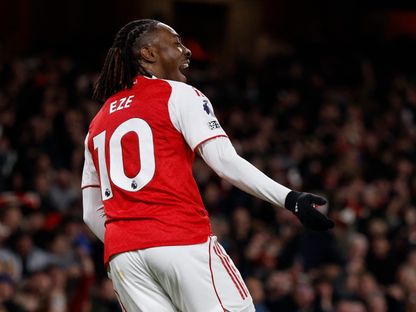 إيبريتشي إيزي لاعب أرسنال يحتفل بعد تسجيله هدفاً في مرمى توتنهام خلال مواجهة الفريقين بالدوري الإنجليزي - 23 نوفمبر 2025 - REUTERS