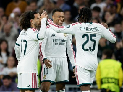 لاعب ريال مدريد كيليان مبابي يحتفل مع مارك كوكوريا ويان ديوماندي بتسجيله هدفاً في مرمى لايبزيغ بدوري أبطال أوروبا - 21 أكتوبر 2026 - Reuters