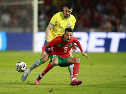 عز الدين أوناحي في صراع على الكرة مع روجير إيبانيز في مباراة المغرب والبرازيل -25 مارس 2023 - Reuters