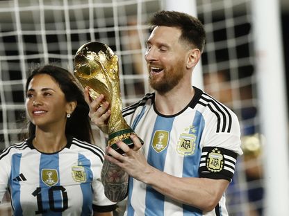 الأرجنتيني ليونيل ميسي يحمل كأس العالم بعد مباراة ودية ضد بنما - 23 مارس 2023 - Reuters 