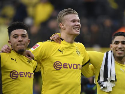 لاعب خط وسط دورتموند الإنجليزي جادون سانشو ومهاجم دورتموند النرويجي إرلنج براوت هالاند (وسط) ومدافع دورتموند المغربي أشرف حكيمي - AFP