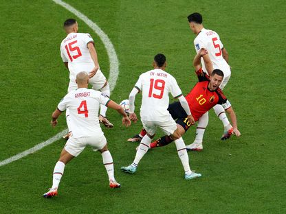 إيدن هازارد قائد بلجيكا محاط بأربعة لاعبين من المغرب خلال مواجهة المنتخبين في المونديال - 27 نوفمبر 2023 - reuters
