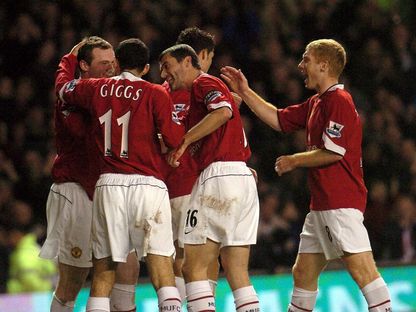 صورة من الأرشيف لعدد من لاعبي مانشستر يونايتد عام 2004 - AFP