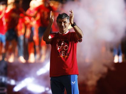 مدرب إشبيلية الإسباني خوسيه لويس مينديلبار يحتفل بعد التتويج بلقب الدوري الأوروبي - 2 يونيو 2023 - reuters