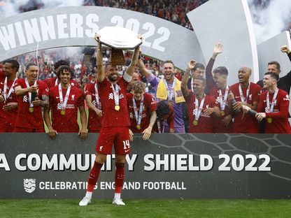 جوردان هندرسون قائد ليفربول يرفع درع المجتمع ولاعبو الفريق يحتفلون بعد الفوز على مانشستر سيتي - 30 يوليو 2022 - Action Images via Reuters