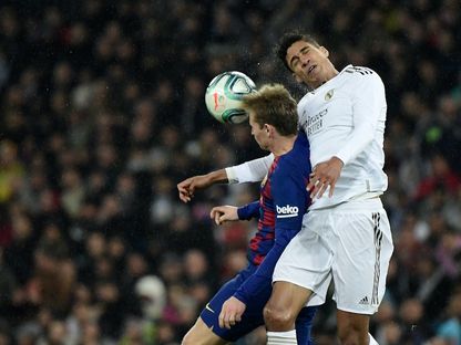 صراع على الكرة بين فاران ودي يونغ في آخر كلاسيكو - AFP