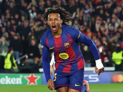 جول كوندي مدافع برشلونة يحتفل بهدفه أمام آينتراخت فرانكفورت بدوري أبطال أوروبا - 9 ديسمبر 2025 - Reuters