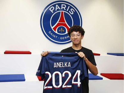 قيس أنيلكا نجل نيكولاس أنيلكا عند توقيعه في كشوفات باريس سان جيرمان - 21 يوليو 2023 - twitter/Paristeamfr
