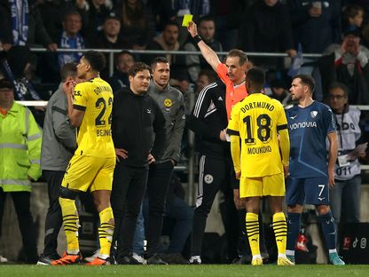 الحكم ساشا شتيغيمان ينذر مدرب بوروسيا دورتموند إيدن ترزيتش خلال المباراة ضد بوخوم في الدوري الألماني - 28 أبريل 2023 - Reuters