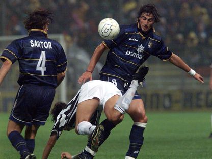اللاعب السابق لبارما دينو باجيو (يمين) خلال مباراة ضد يوفنتوس في الدوري الإيطالي - 26 سبتمبر 1998 - Reuters 