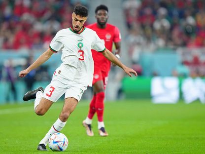 نصير مزراوي يركض بالكرة خلال مواجهة المغرب وكندا في كأس العالم - 1 ديسمبر 2022 - REUTERS
